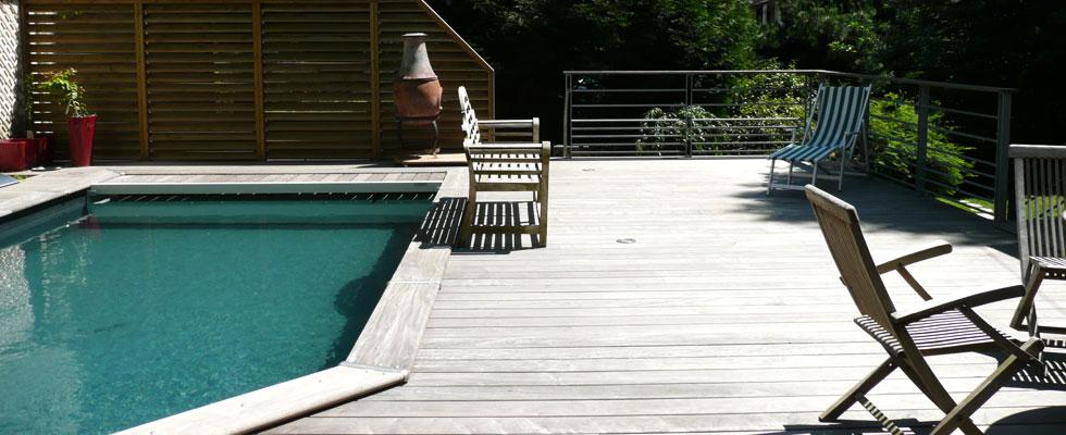 Terrasse en lames de bois, pare-vue en bois, piscine.